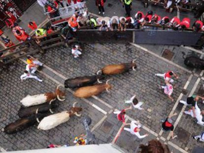 Day 5 of the world-famous Sanfermines fiestas saw animals from the Núñez del Cuvillo take to the streets of the northern Spanish city of Pamplona this morning