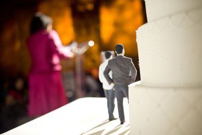 The figurines on Jesús and Daniel’s wedding cake were 3D reproductions of the couple.