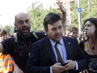 Catalan politician Alfons López is harassed as he walks into the regional assembly on June 15, 2013.
