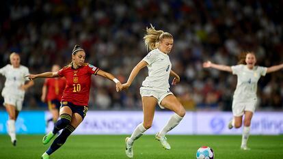 Athenea del Castillo (left) and Leah Williamson during the match between Spain and England at the 2022 Women's European Championship.