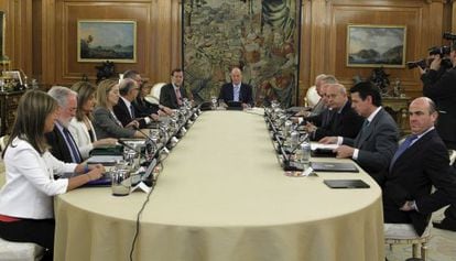 King Juan Carlos presides Friday&rsquo;s Cabinet meeting, which approved the biggest belt-tightening initiative since the return to democracy.