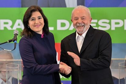 Former presidential candidate Simone Tebet – the big surprise in the first round – greets Lula before giving a press conference, where she asked her supporters to vote for him. 