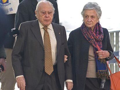Jordi Pujol and Marta Ferrusola arrive at court in Barcelona on Tuesday.