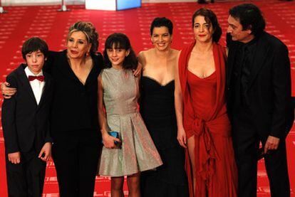 Agustí Villaronga (far right) with producer Isona Passola (second left) and the cast of <i>Pa negre</i>.