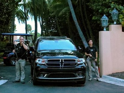 Secret Service agents stand at the gate of Mar-a-Lago after the FBI issued warrants at the Palm Beach estate.