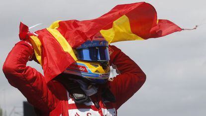 Ferrari Formula 1 driver Fernando Alonso celebrates with his national flag after winning the Spanish Grand Prix at the Circuit de Catalunya in Montmel&oacute;.