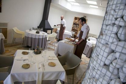 Waiters setting tables in the restaurant Montia, in San Lorenzo, El Escorial (Madrid).