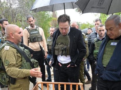 Elon Musk (center) and Benjamin Netanyahu (right), this Monday in Kfar Aza.