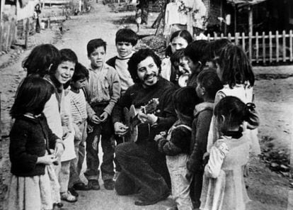 Chilean folksinger Víctor Jara, in an undated photograph provided by the foundation that bears his name.