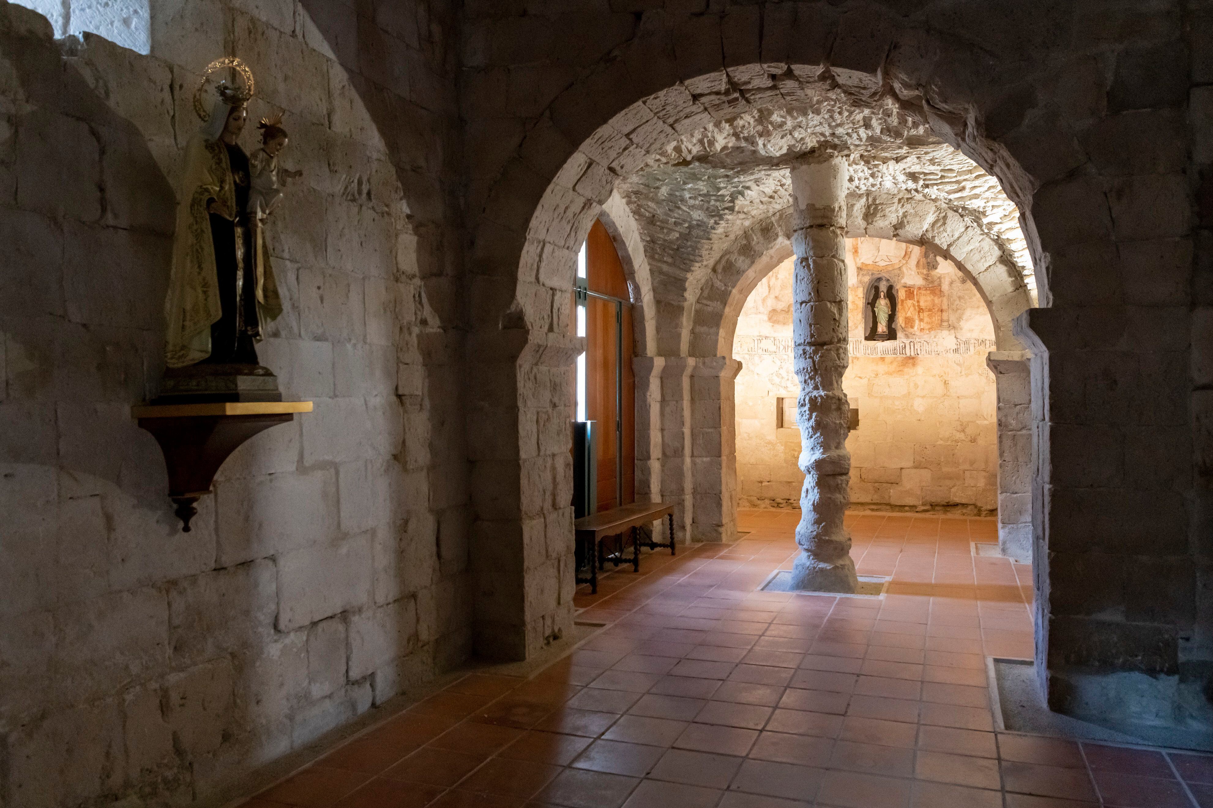 A room that joins the church of St. Mary with the area where the cloister was located.