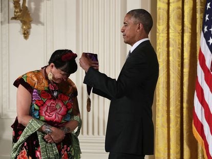 WASHINGTON, DC - SEPTEMBER 22:  U.S. President Barack Obama (R) presents the National Medal of Arts to author Sandra Cisneros (L) during an East Room ceremony at the White House September 22, 2016 in Washington, DC. President Obama awarded the 2015 National Medal of Arts and the National Humanities Medal to recipients in the annual ceremony.  (Photo by Alex Wong/Getty Images)
