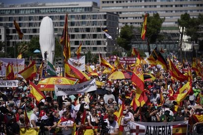 People protesting the planned pardons last Sunday in Madrid's Plaza de Colón. One of the signs reads: "Your Majesty, don't sign"