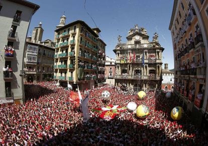 Thousands of people celebrate the beginning of the 2016 Festival of San Fermín.