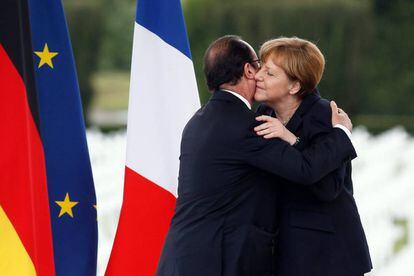 Hollande and Merkel embrace at Verdun.