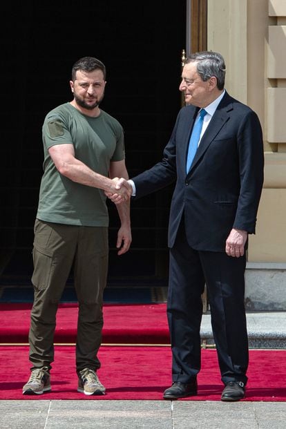 Ukrainian President Zelenskiy and former Italian Prime Minister Mario Draghi in Kyiv, circa June 2022.