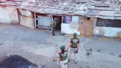 Chilean police enter a house linked to Venezuela's Tren de Aragua gang.