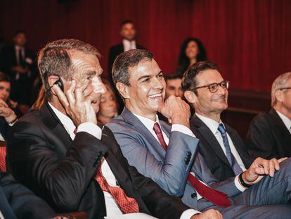 From left to right, Chairman of the Spain-U.S. Chamber of Commerce, Alan D. Solomont; Spain’s Prime Minister, Pedro Sánchez; and Prisa Group Chairman, Joseph Oughourlian, at Wednesday’s forum.