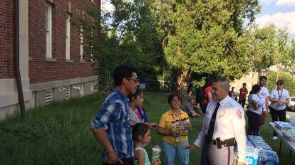 Captain Joe Pérez talks to residents of Langley Park.