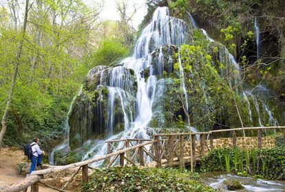 This recently created five-kilometer route through the arid landscape of the Monasterio de Piedra is lined with caves and waterfalls, the most impressive of which is the 50-meter Cola de caballo. Entrance to the park costs €15.50 (€11 for children and pensioners) and includes a display of birds of prey.