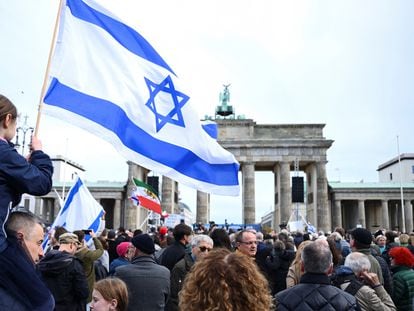 People attend the rally against antisemitism organized by Germany's Central Council of Jews, political parties, unions and civil society, at Brandenburg Gate, in Berlin, October 22, 2023.