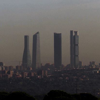 A cloud of pollution hangs over Madrid, seen from Pozuelo de Alarcón last Thursday.