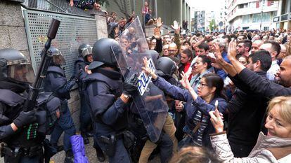 Spanish National Police attempt to prevent people from voting on October 1.