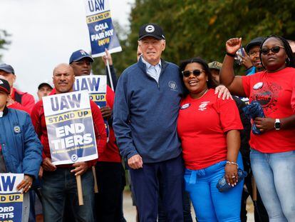 Joe Biden on a UAW picket line in front of a General Motors plant in Bellville (Michigan).