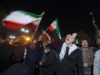 A group of Iranians celebrate the attack on Israel in front of the United Kingdom Embassy in Tehran, this Sunday morning.