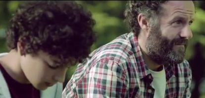 Actor Gotzon Sánchez (right) in the TV commercial.