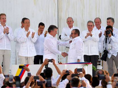 Colombian president Juan Manuel Santos shakes hands with FARC leader Rodrigo Londoño at the signing ceremony on Monday.