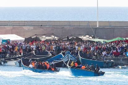 Crowds of migrants at the port of Arguineguín (Gran Canaria), in November 2020.
