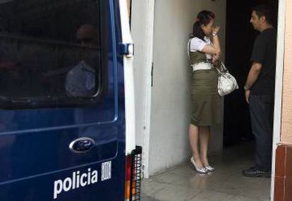 A police officer talks to a Chinese woman during the 2009 raid in Mataró.