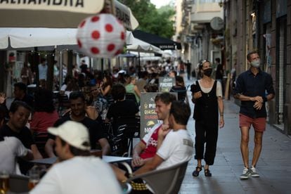 Sidewalk cafés in the Barcelona neighborhood of Poblesec.