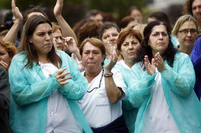 Health workers stage a protest on Tuesday outside La Paz hospital in Madrid after a nursing assistant was infected with ebola.