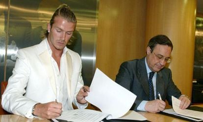 David Beckham and Florentino Pérez signing the contract in 2003.
