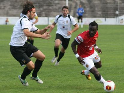 Players vie for the ball during the under-suspicion match between Constancia and N&agrave;stic. 