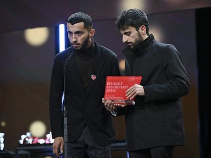 The Palestinian Basel Adra (left) and the Israeli Yuval Abraham pose with their award at the Berlinale last Saturday.