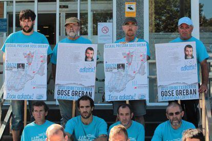 Supporters of Iosu Uribetxeberria demand his freedom outside Donostia Hospital Thursday. 