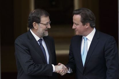 In this April 8, 2013 file photo, Spain&#039;s Prime Minister Mariano Rajoy, left, shakes hands with British Prime Minister David Cameron before a meeting at the Moncloa Palace, in Madrid. 