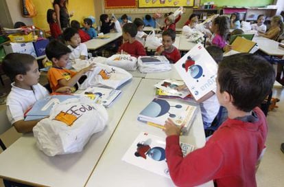Children with new books for this school year in Las Tablas, Madrid. 
