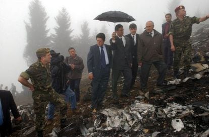 Then-Spanish Defense Minister Federico Trillo, center with blue tie, visits the scene of the crash in Turkey in May 2003.