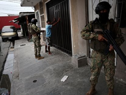 Ecuadorian troops during a surveillance patrol in Guayaquil, on January 15.