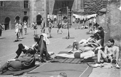 An image of the Colditz Castle yard, where prisoners played sports.