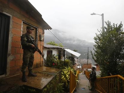 Soldiers carry out a patrol during the "armed strike" of the Gulf Clan in Medellín, May 2022.