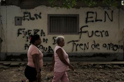Grafitis alusivos al ELN, y su enfrentamiento con el Tren de Aragua, en las fachadas de casas en la frontera entre Colombia y Venezuela.