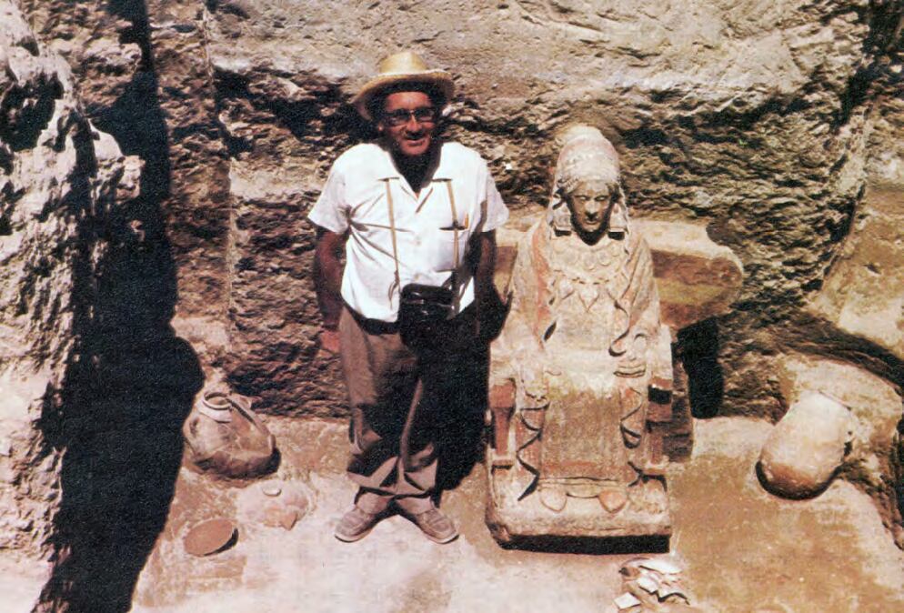 The archeologist Francisco Presedo poses with the finding in July 1971.