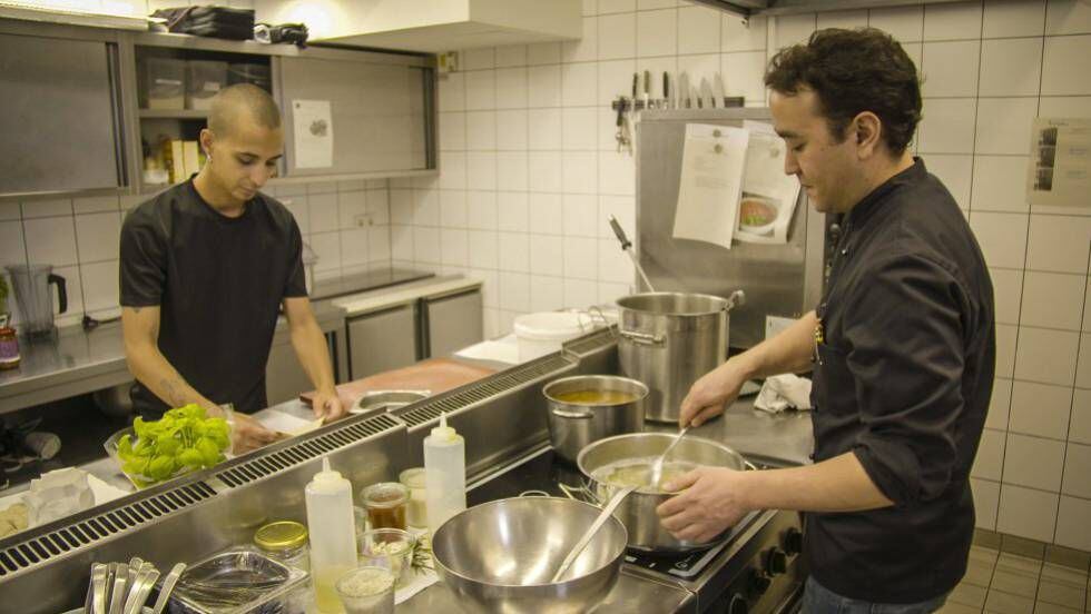 Chefs at the Almodóvar Hotel in Berlin preparing organic food.