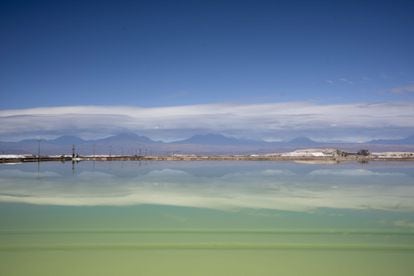 Una piscina de salmuera en una mina de litio en el desierto de Atacama, Chile, el 29 de mayo de 2019.