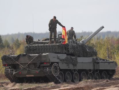 Two soldiers on a Leopard tank in Adazi (Latvia) in May 2022.