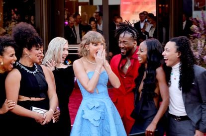 Taylor Swift with some of her dancers at the world premiere of 'The Eras Tour' concert film in Los Angeles; October 11, 2023.